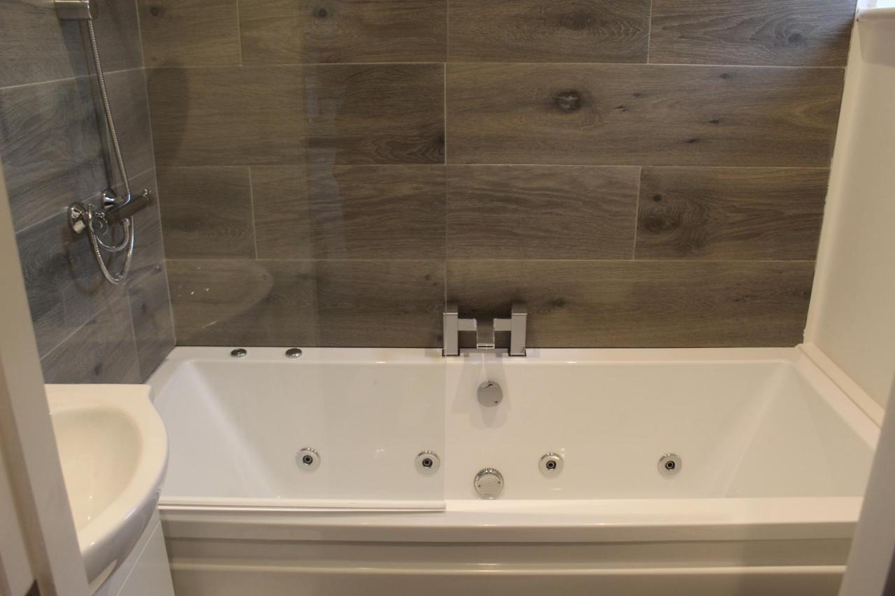 Albert Luxury Hottub & Jacuzzi Apartments Blackpool Buitenkant foto